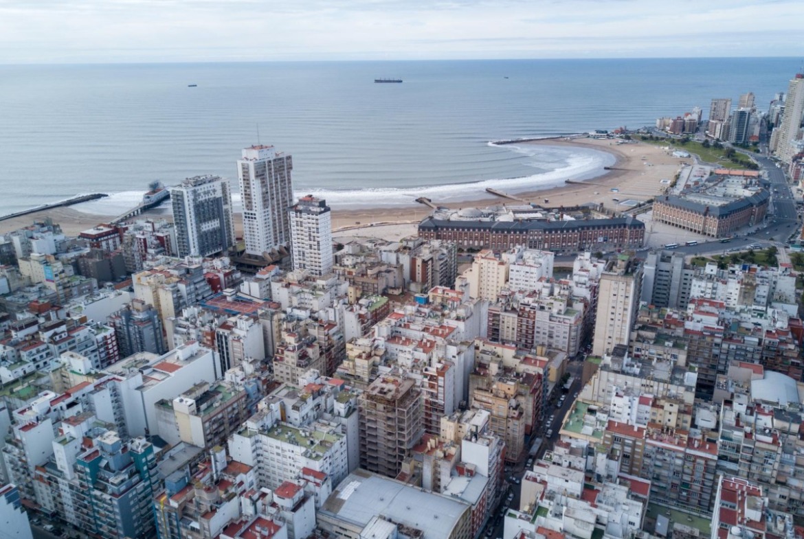 Departamento 2 ambientes con balcón al frente – cochera cubierta – Dalai centro