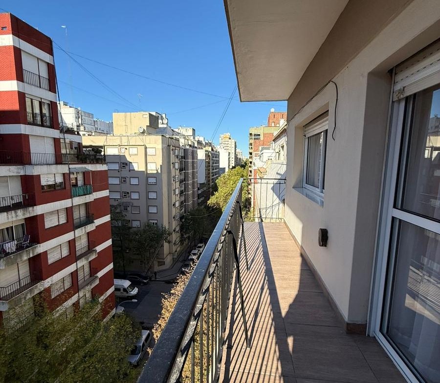 Departamento 3 ambientes a la calle con balcón corrido