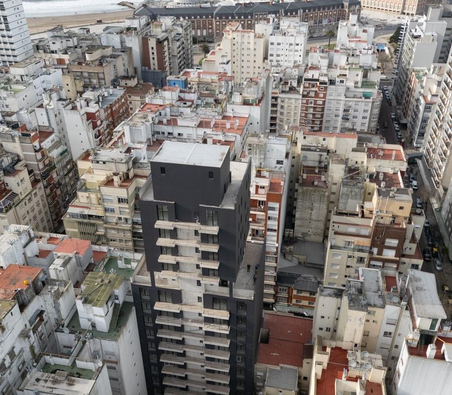 Dpto 2 ambientes al frente con balcón y vista al mar – Cochera cubierta – Edificio Dalai Centro