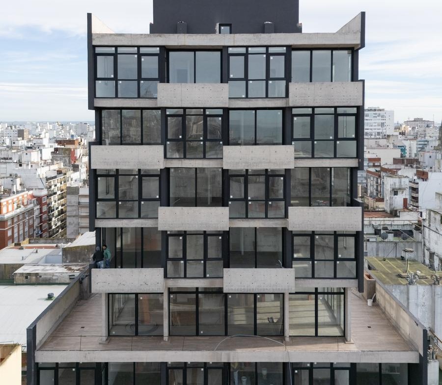 Dpto 2 ambientes al frente con balcón y vista al mar – Cochera cubierta – Edificio Dalai Centro