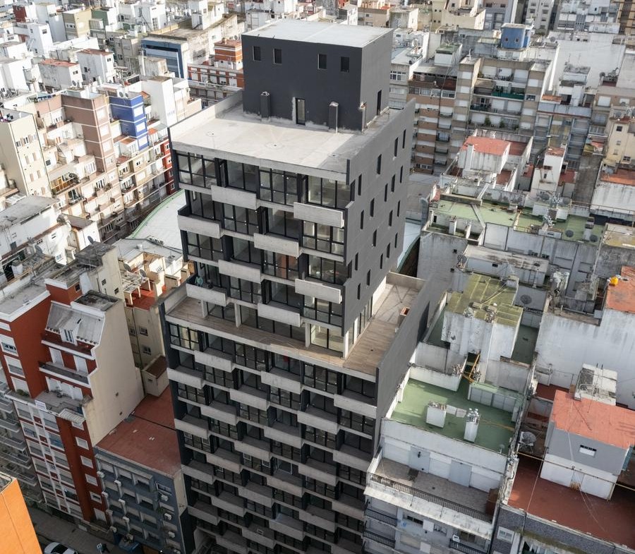 Dpto 2 ambientes al frente con balcón y vista al mar – Cochera cubierta – Edificio Dalai Centro