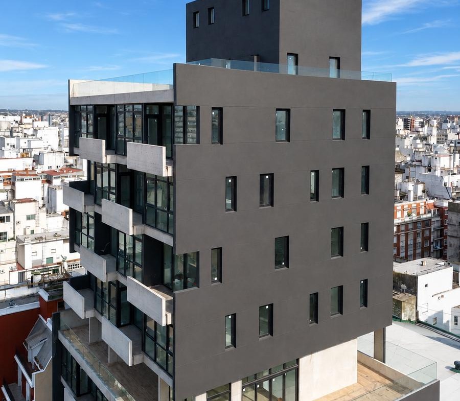 Dpto 2 ambientes al contrafrente abierto con balcón y cochera cubierta – Edificio Dalai Centro