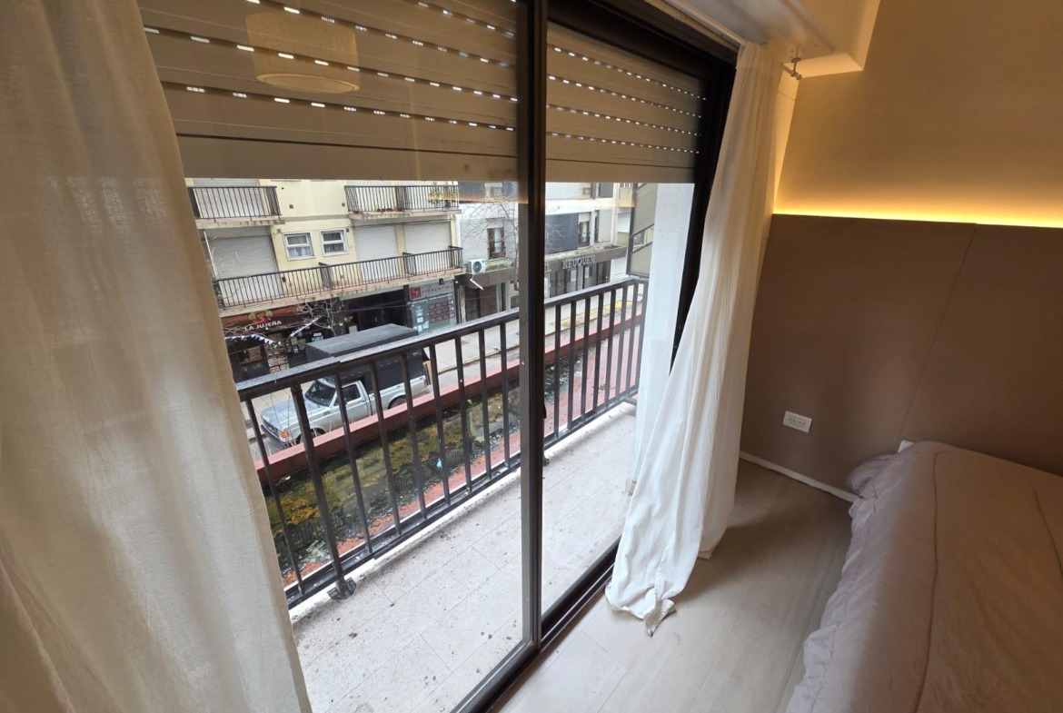 Departamento 2 ambientes reciclado en Plaza Colon