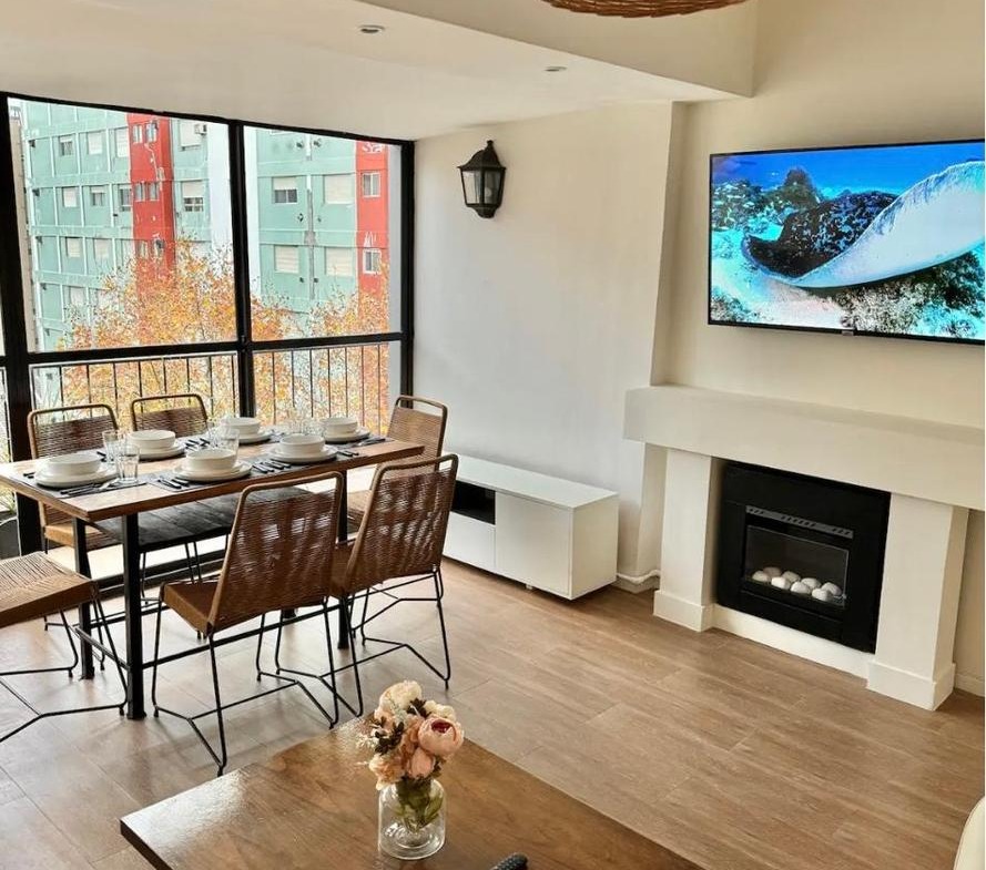 Venta Dpto 3 ambientes con dependencia al frente, reciclado y amoblado – Plaza Mitre