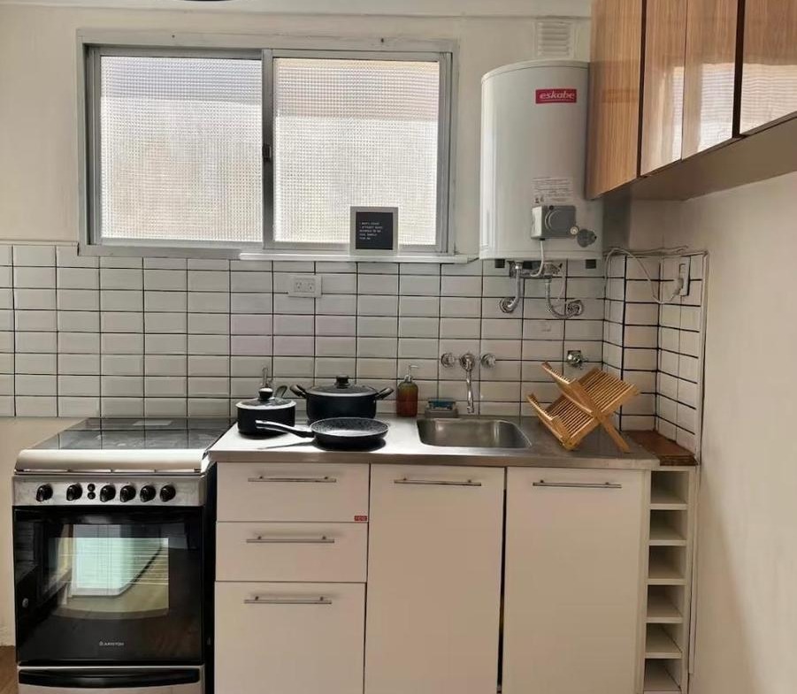 Venta Dpto 3 ambientes con dependencia al frente, reciclado y amoblado – Plaza Mitre