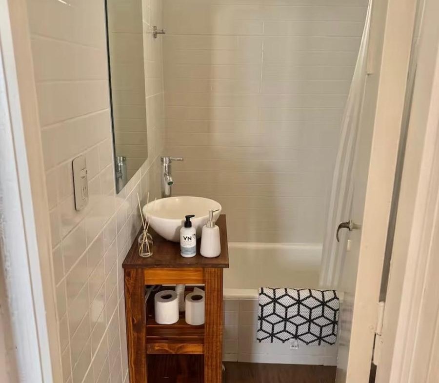 Venta Dpto 3 ambientes con dependencia al frente, reciclado y amoblado – Plaza Mitre