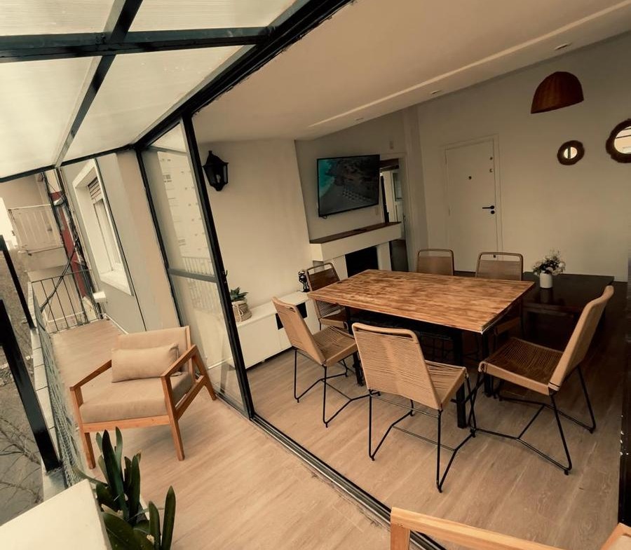 Venta Dpto 3 ambientes con dependencia al frente, reciclado y amoblado – Plaza Mitre