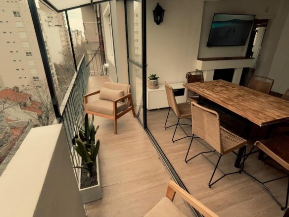 Venta Dpto 3 ambientes con dependencia al frente, reciclado y amoblado – Plaza Mitre