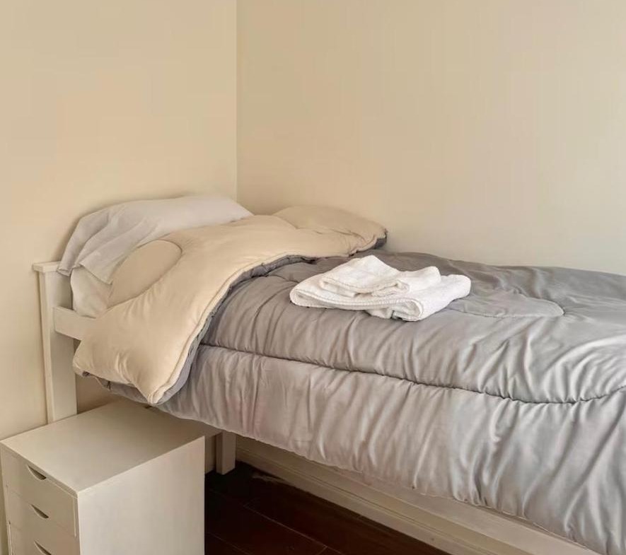 Venta Dpto 3 ambientes con dependencia al frente, reciclado y amoblado – Plaza Mitre