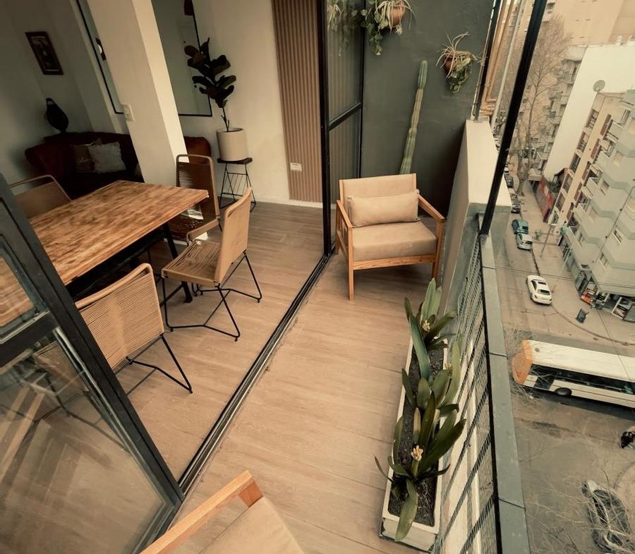 Venta Dpto 3 ambientes con dependencia al frente, reciclado y amoblado – Plaza Mitre