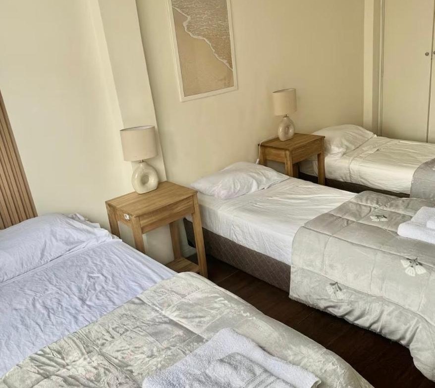 Venta Dpto 3 ambientes con dependencia al frente, reciclado y amoblado – Plaza Mitre