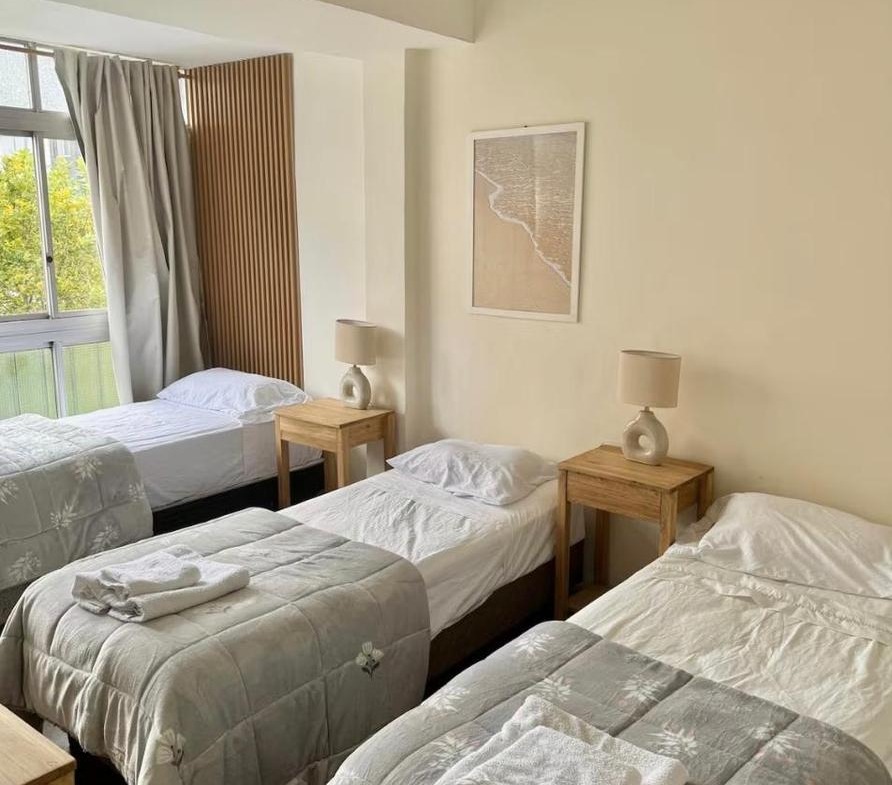 Venta Dpto 3 ambientes con dependencia al frente, reciclado y amoblado – Plaza Mitre