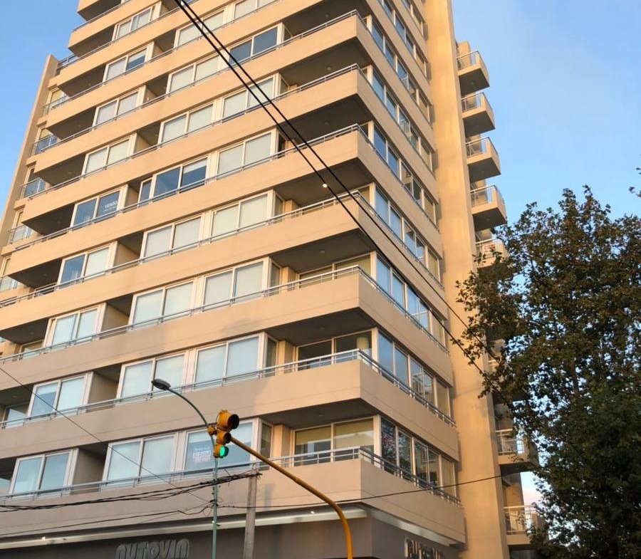 Venta Monoambiente con vista abierta y balcón a la calle