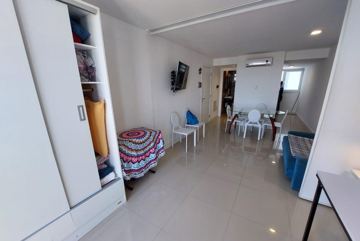 Venta Monoambiente con vista abierta y balcón a la calle